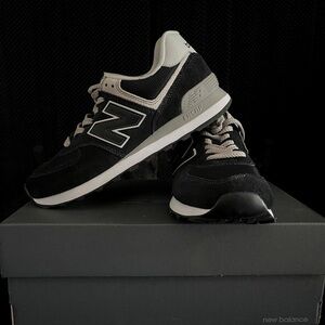 New Balance Black and White Sneakers Classic Style

BRAND NEW!!